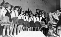 Coro escolar cantando villancicos en 1967