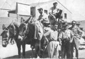 Jornaleros cargando trigo junto a la taberna de Calderón (hoy Frijón) en 1959