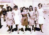 Jóvenes paseando el día de la Soledad junto al Cuartel en 1963