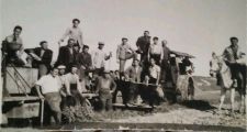 Obreros trabajando en la Ctra. de Almendralejo en 1964